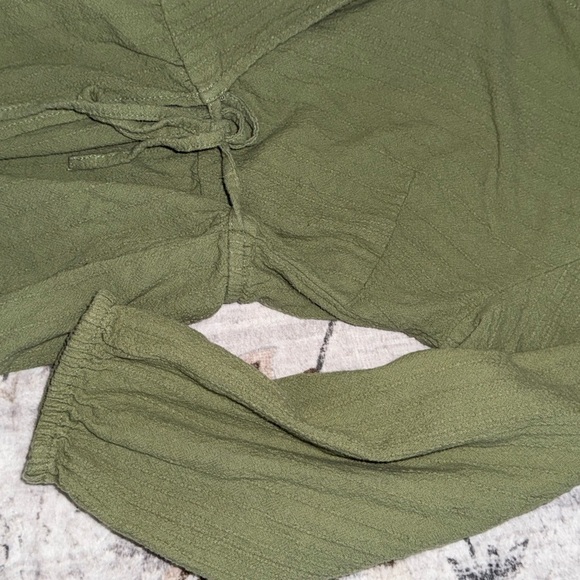 Time and Tru (s) Olive Green Women's Top - Picture 3 of 4
